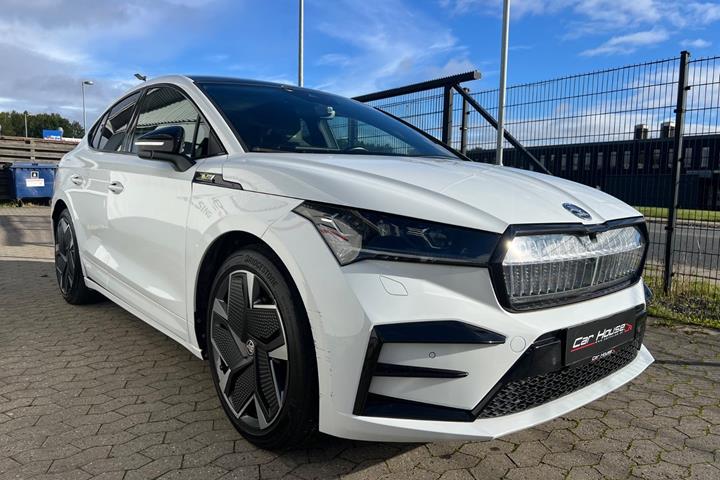 Hvid Skoda Enyaq fra 2023