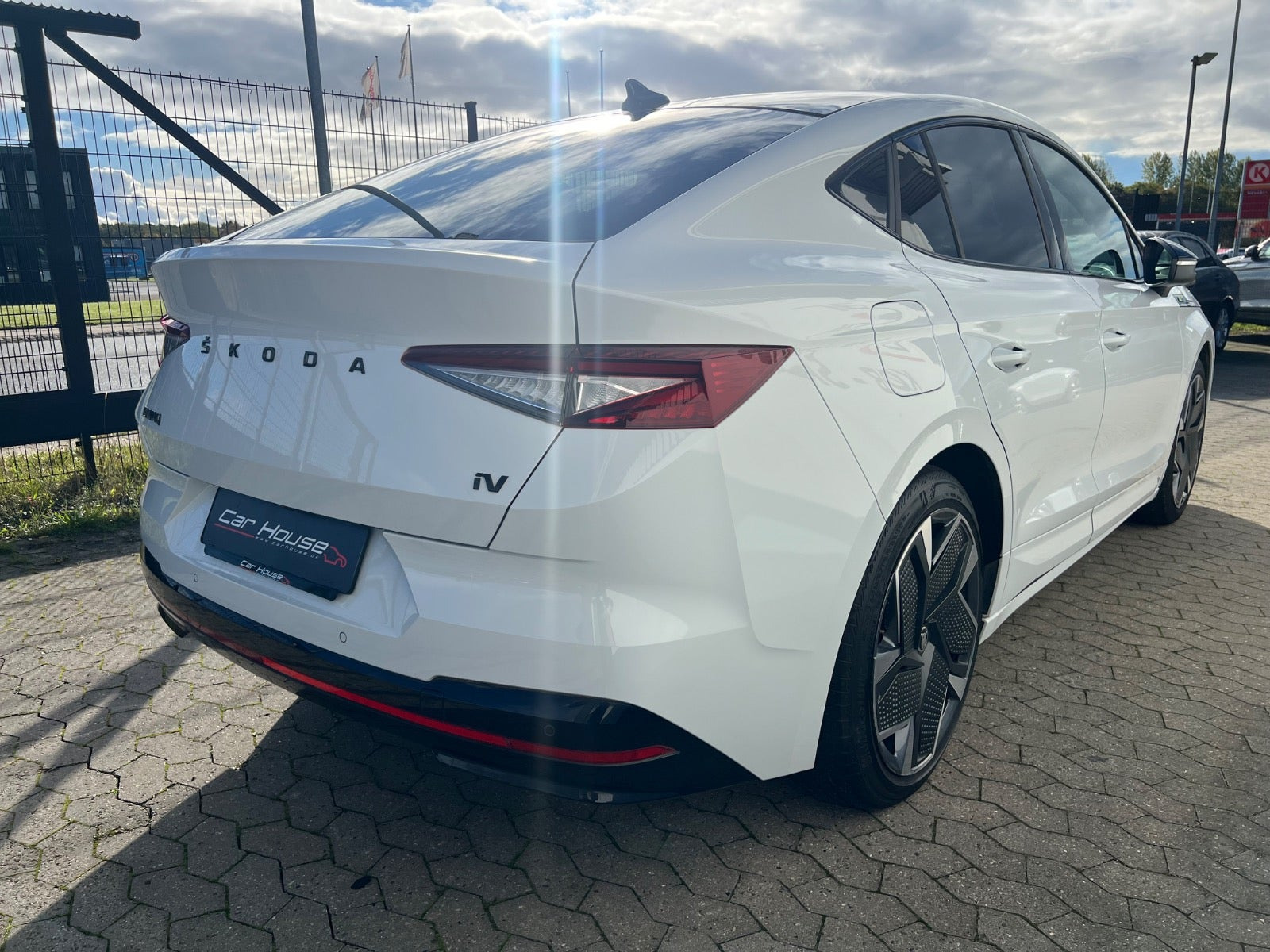 Hvid Skoda Enyaq fra 2023