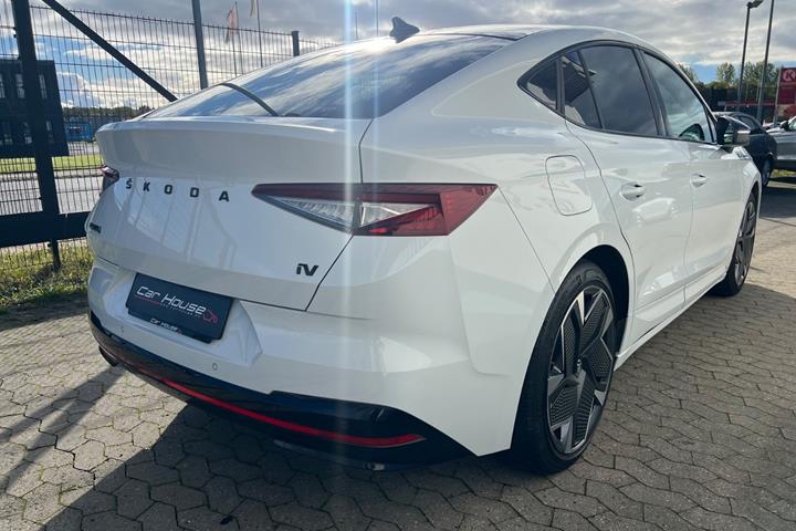 Hvid Skoda Enyaq fra 2023