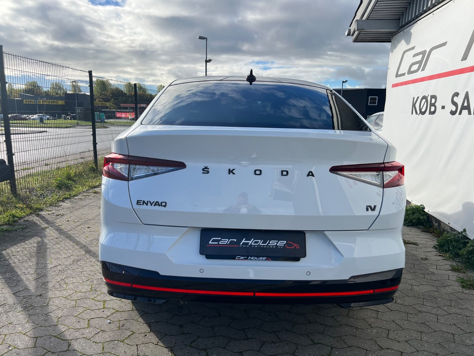 Hvid Skoda Enyaq fra 2023