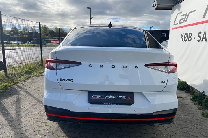 Hvid Skoda Enyaq fra 2023