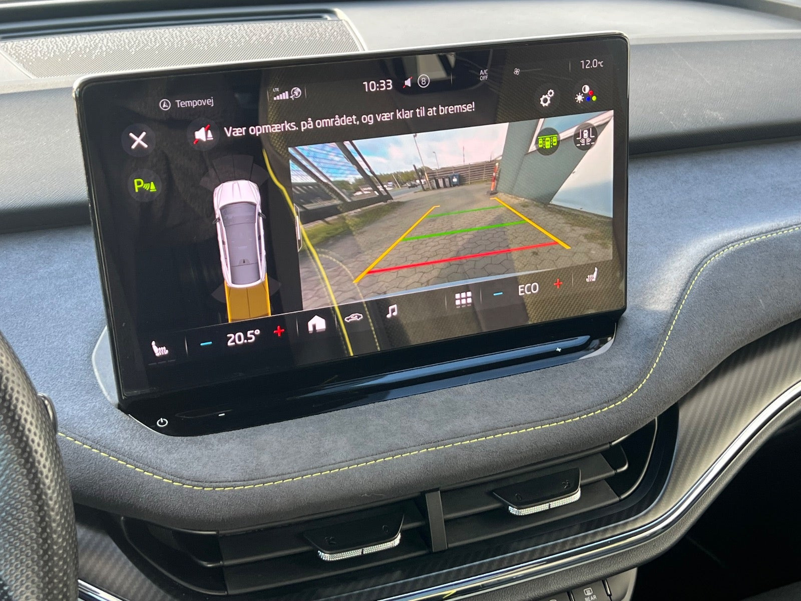 Hvid Skoda Enyaq fra 2023