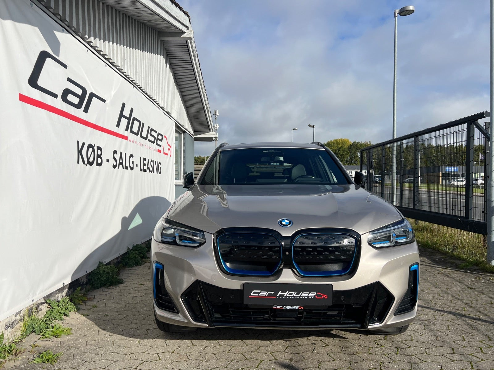 Orange BMW iX3 fra 2022