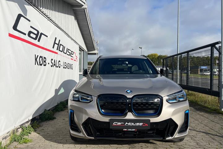 Orange BMW iX3 fra 2022