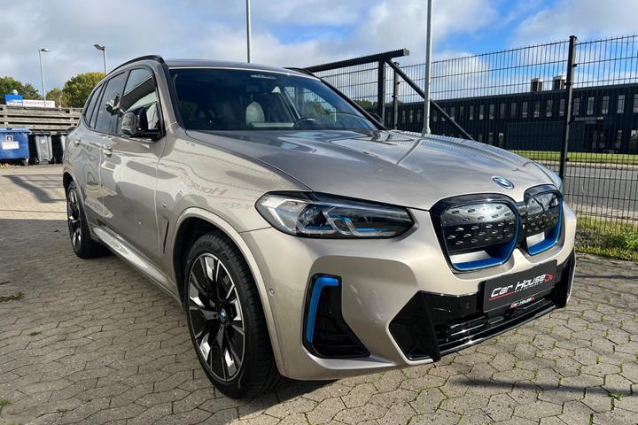 Orange BMW iX3 fra 2022