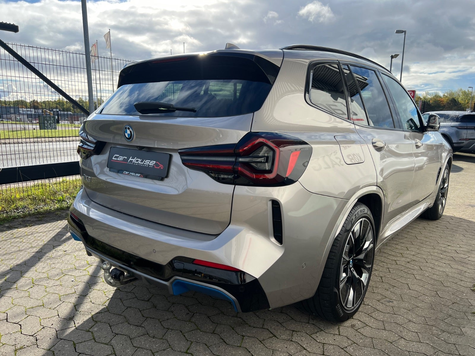 Orange BMW iX3 fra 2022