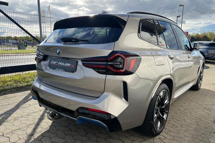 Orange BMW iX3 fra 2022