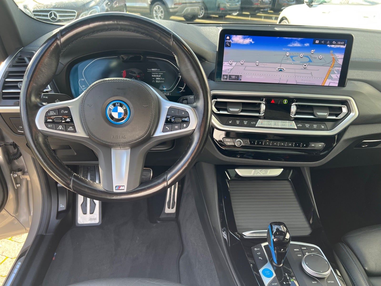 Orange BMW iX3 fra 2022