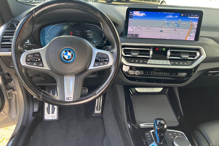 Orange BMW iX3 fra 2022