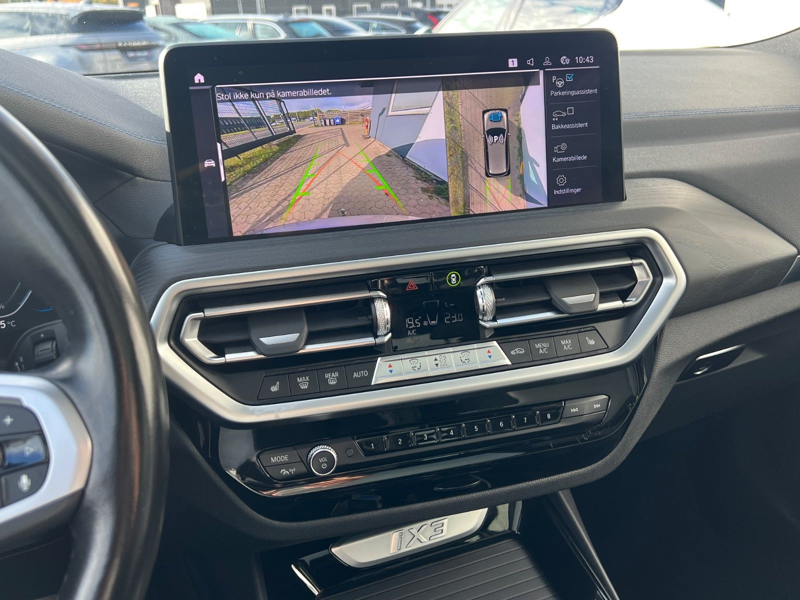 Orange BMW iX3 fra 2022