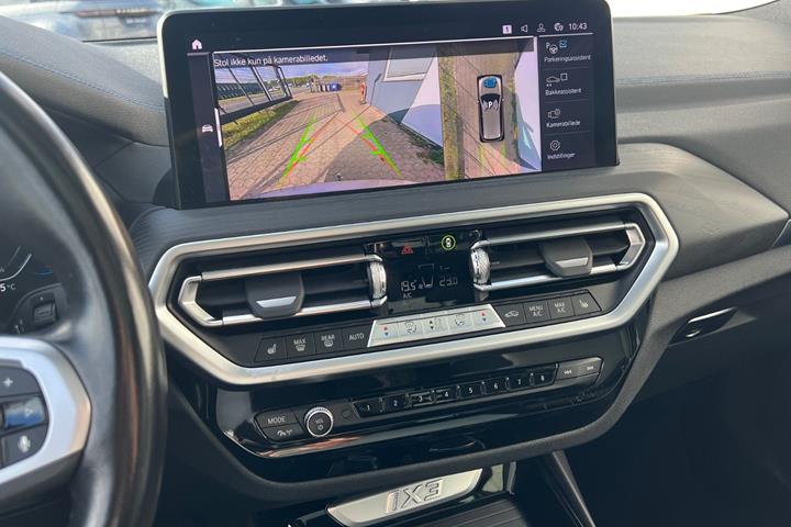 Orange BMW iX3 fra 2022