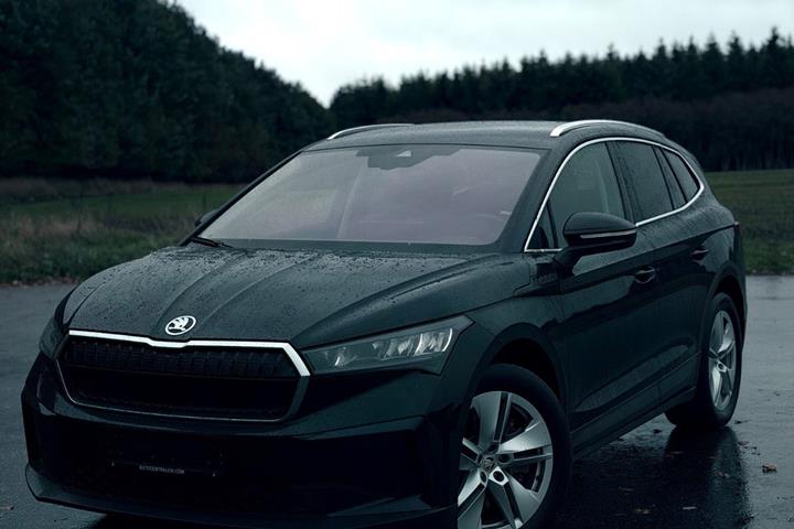 Sort Skoda Enyaq fra 2022 set udefra