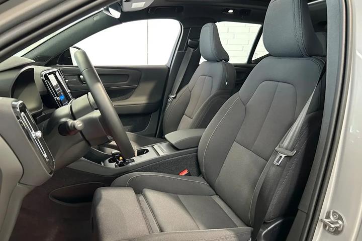 Sølv Volvo EX40 fra 2026