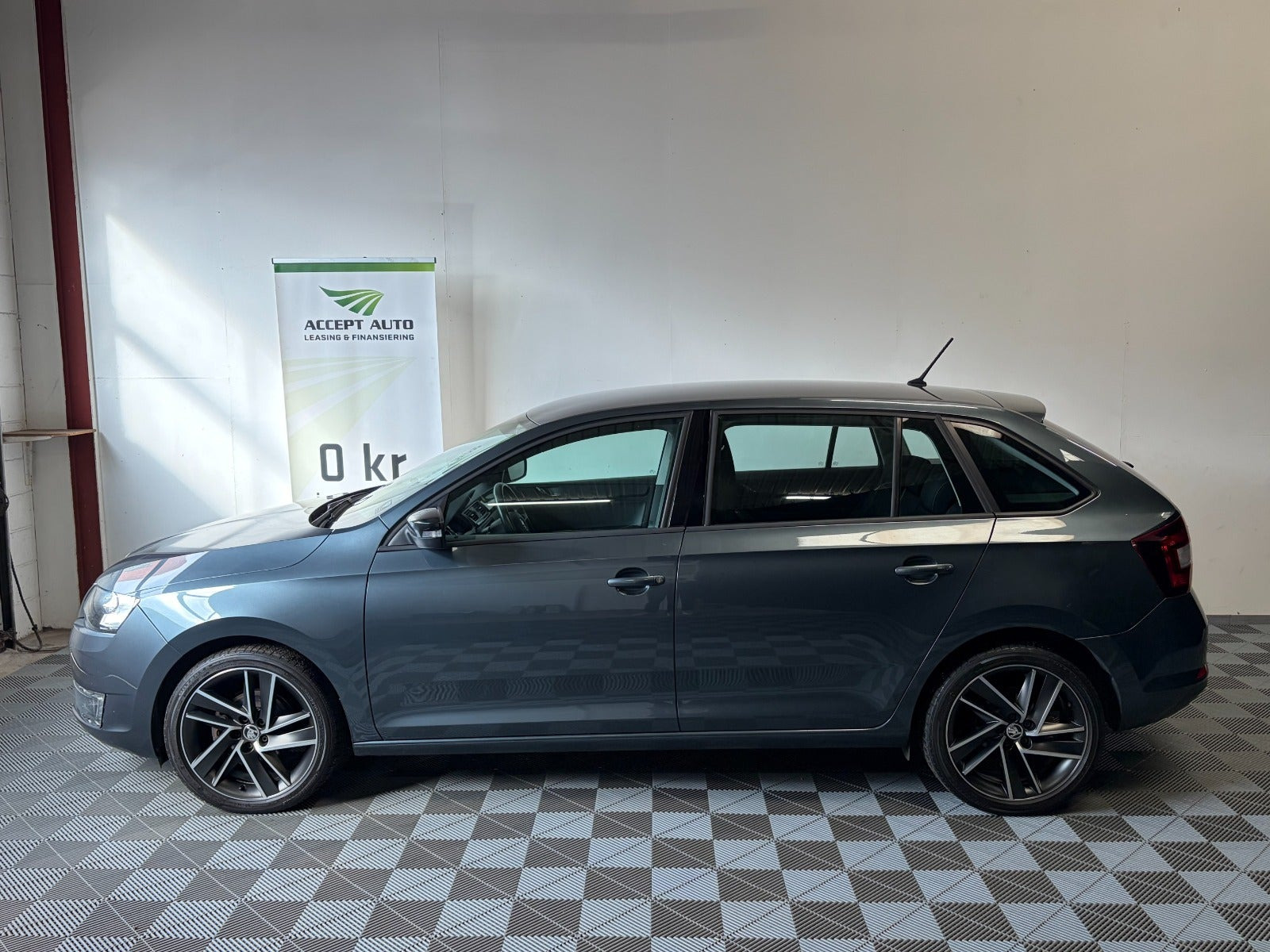 Grå Skoda Rapid fra 2017
