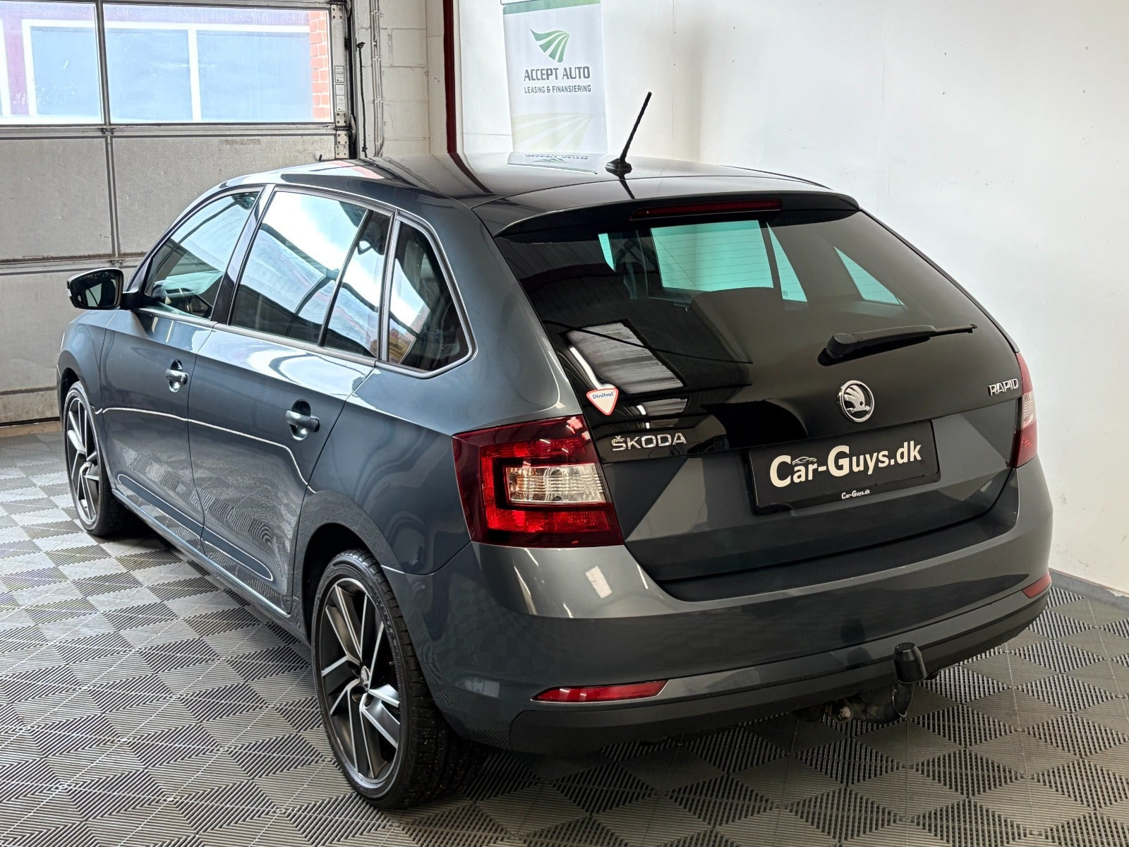 Grå Skoda Rapid fra 2017