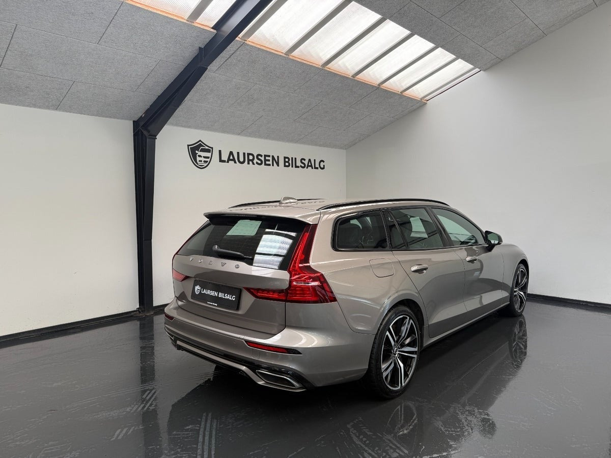 Orange Volvo V60 fra 2022