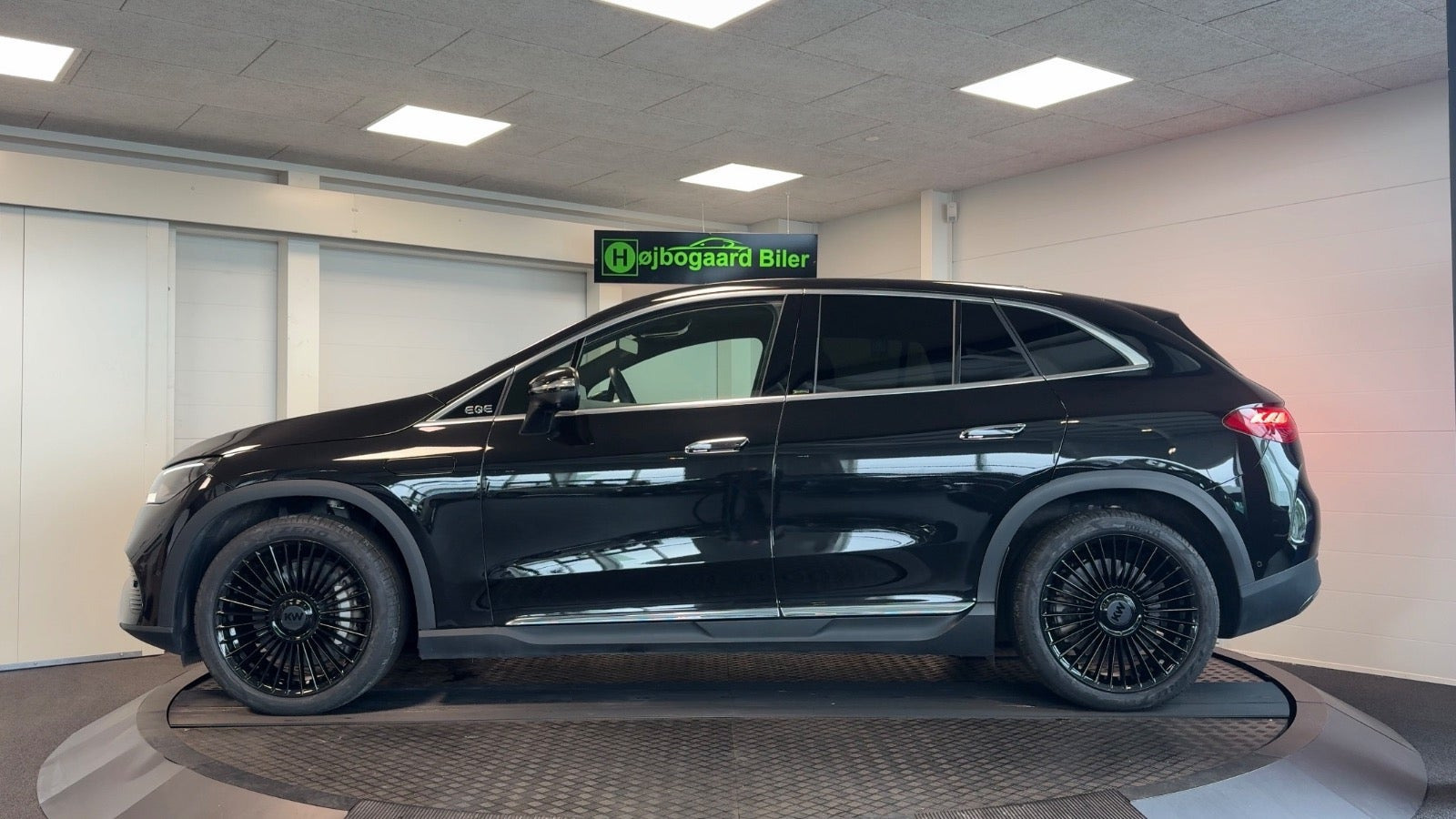 Sort Mercedes EQE350+ SUV fra 2025