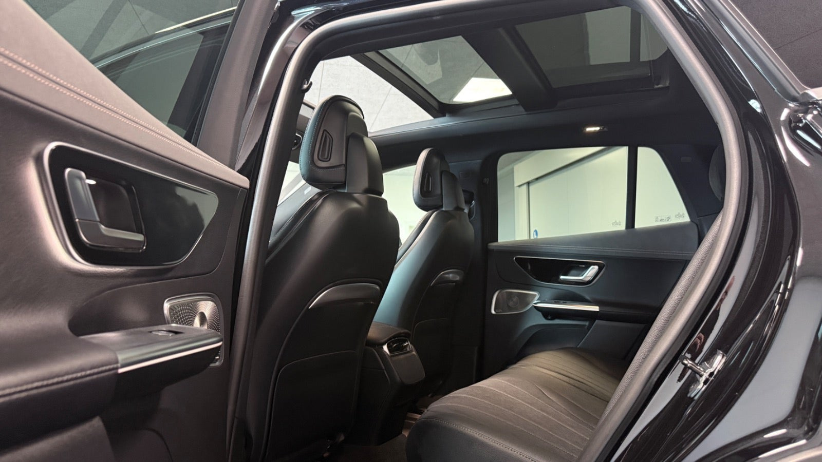 Sort Mercedes EQE350+ SUV fra 2025