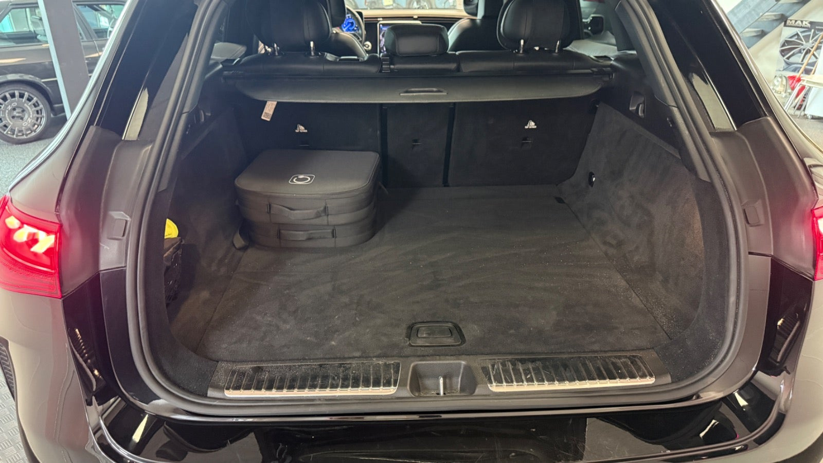 Sort Mercedes EQE350+ SUV fra 2025