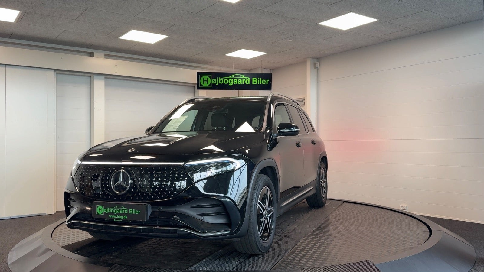 Rød Mercedes EQB250+ fra 2024 set udefra