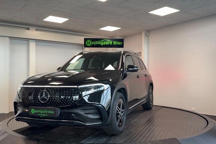 Rød Mercedes EQB250+ fra 2024 set udefra