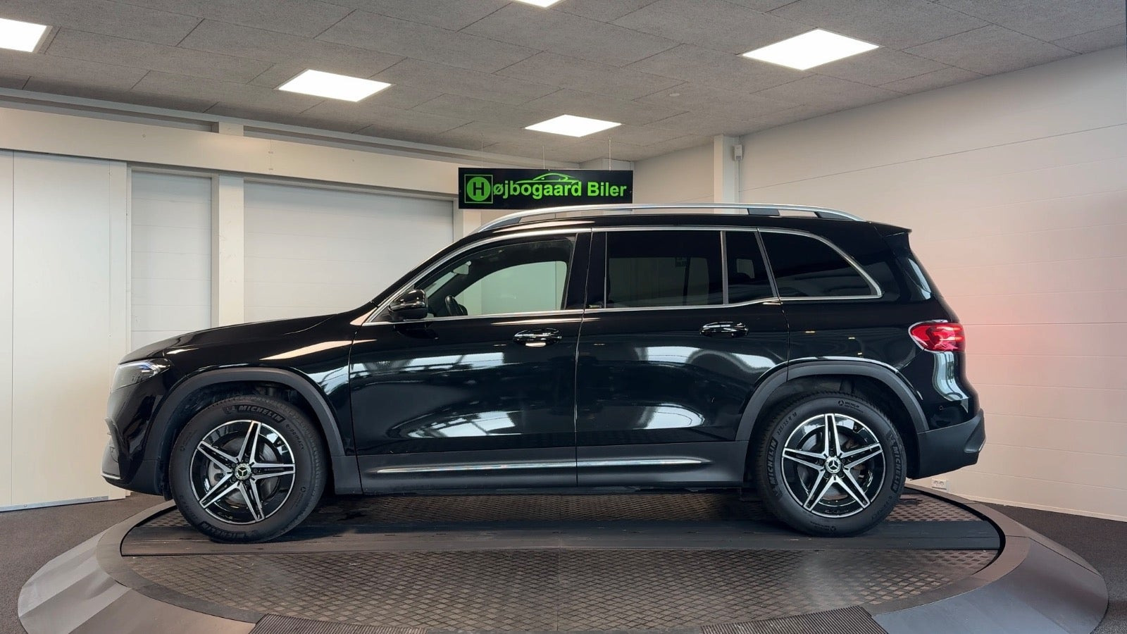 Rød Mercedes EQB250+ fra 2024