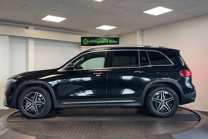 Rød Mercedes EQB250+ fra 2024