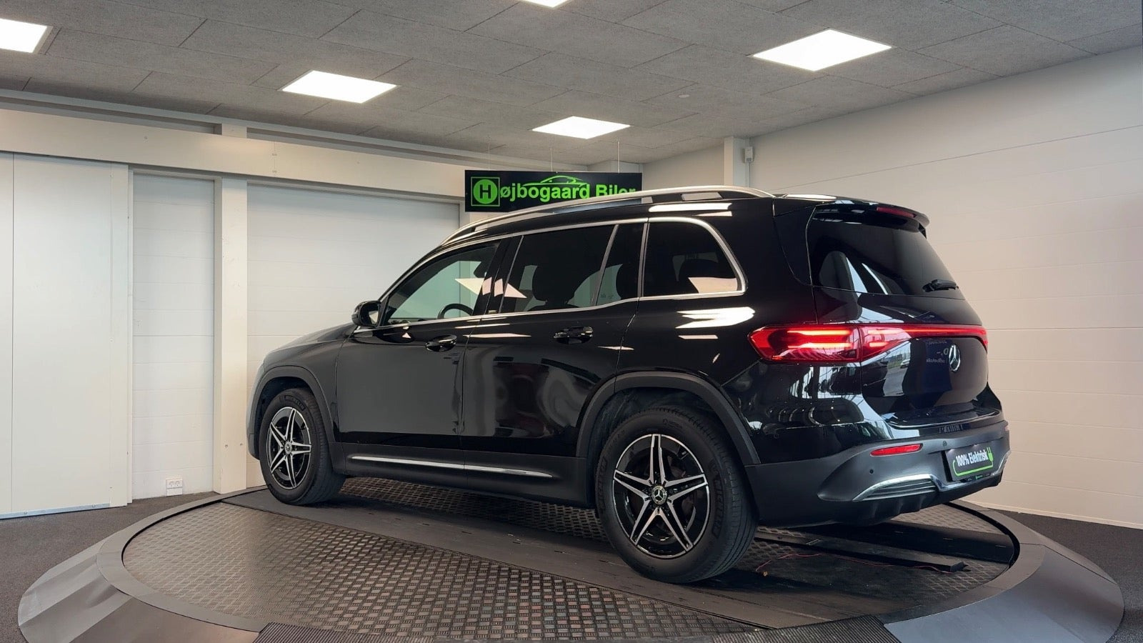 Rød Mercedes EQB250+ fra 2024
