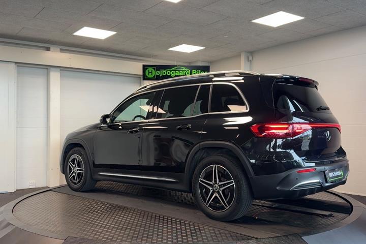 Rød Mercedes EQB250+ fra 2024