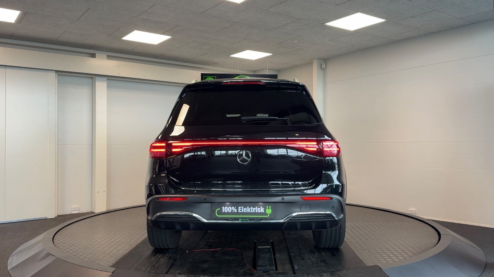 Rød Mercedes EQB250+ fra 2024