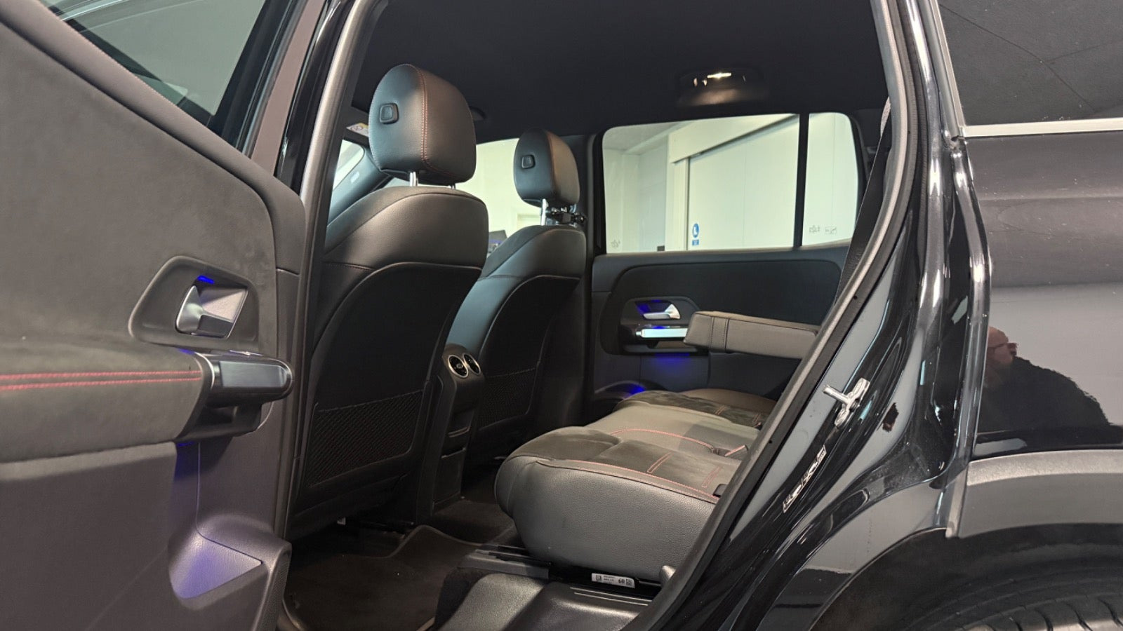 Rød Mercedes EQB250+ fra 2024