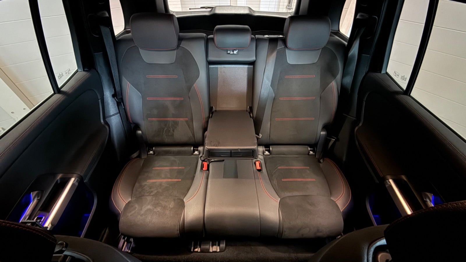 Rød Mercedes EQB250+ fra 2024