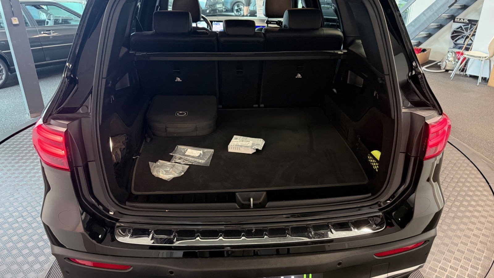 Rød Mercedes EQB250+ fra 2024