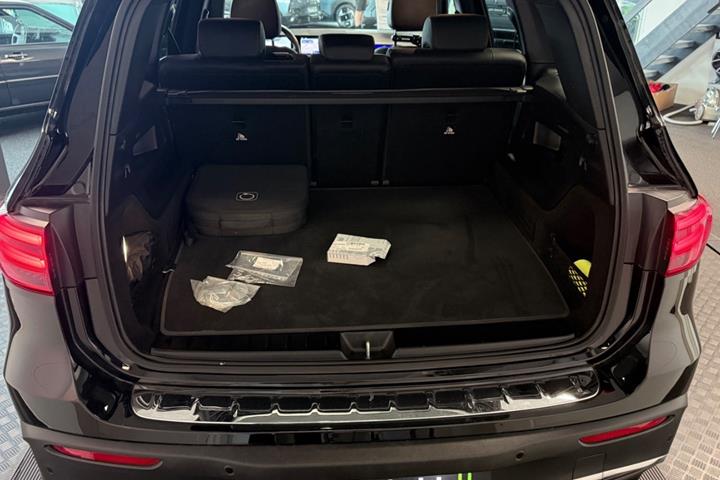 Rød Mercedes EQB250+ fra 2024