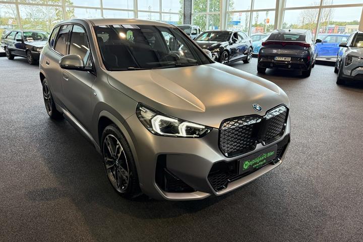 Grå BMW iX1 fra 2024