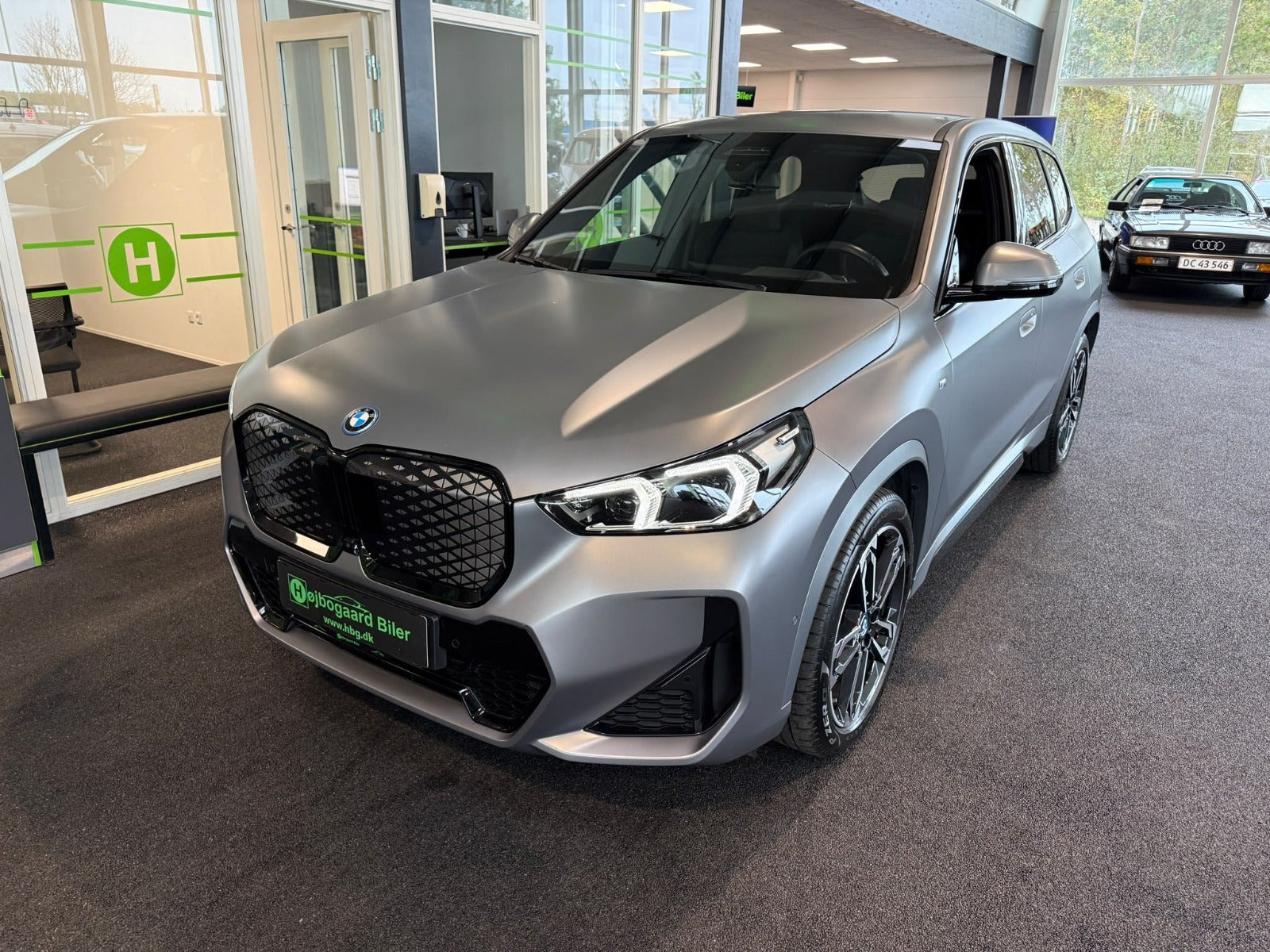 Grå BMW iX1 fra 2024