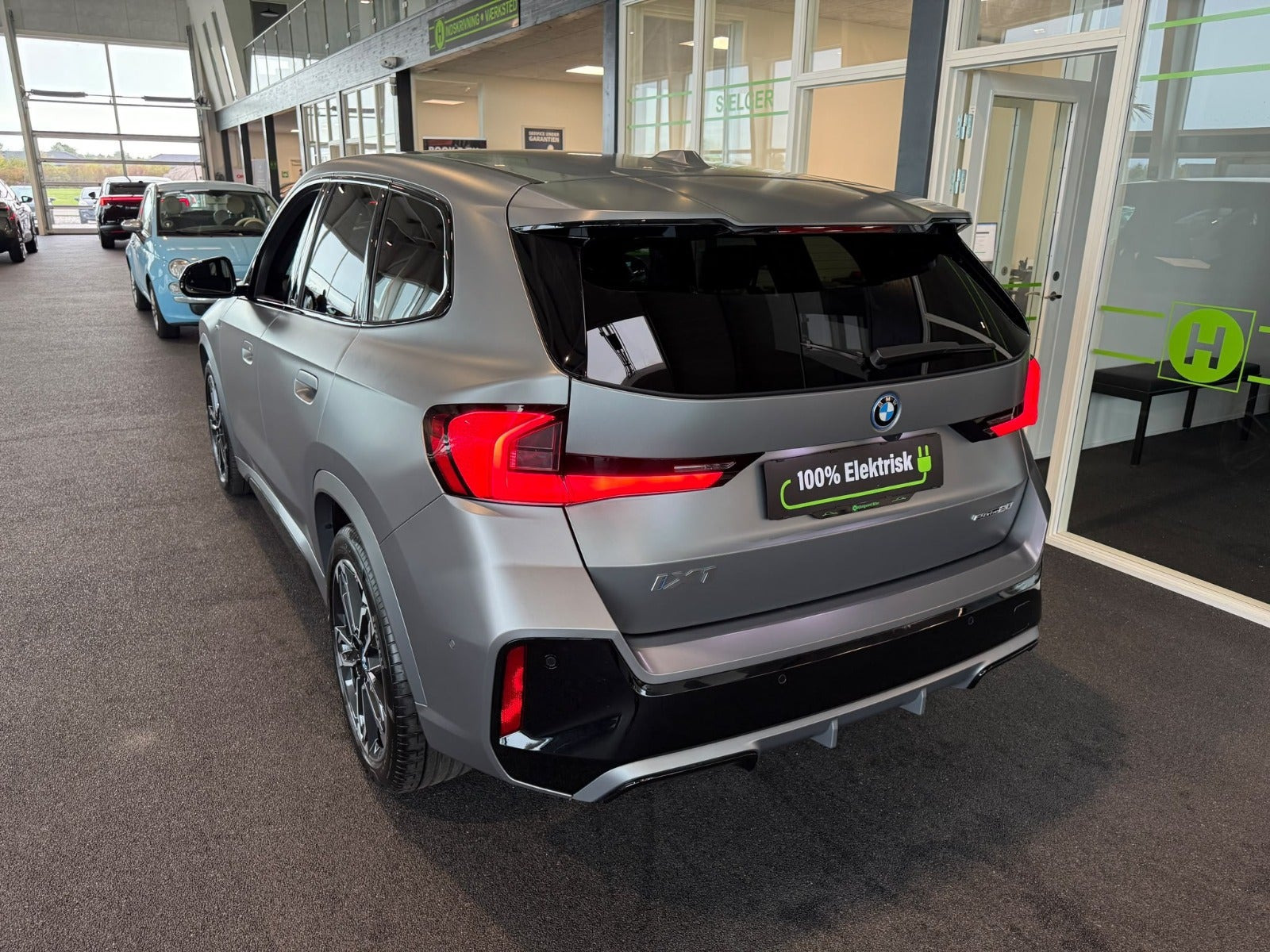 Grå BMW iX1 fra 2024