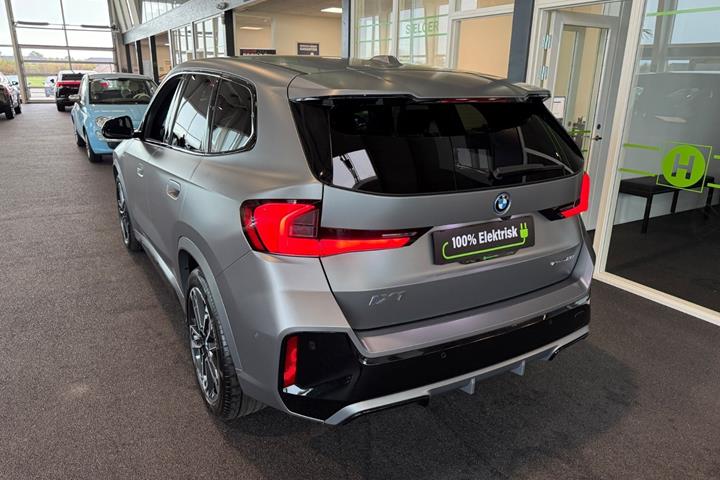 Grå BMW iX1 fra 2024