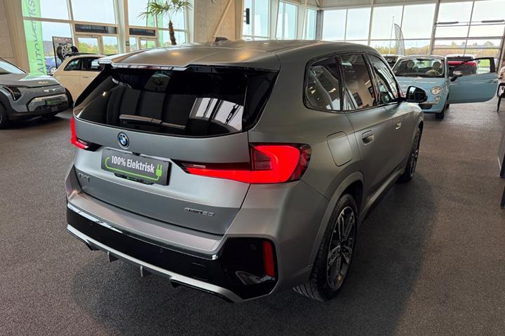 Grå BMW iX1 fra 2024
