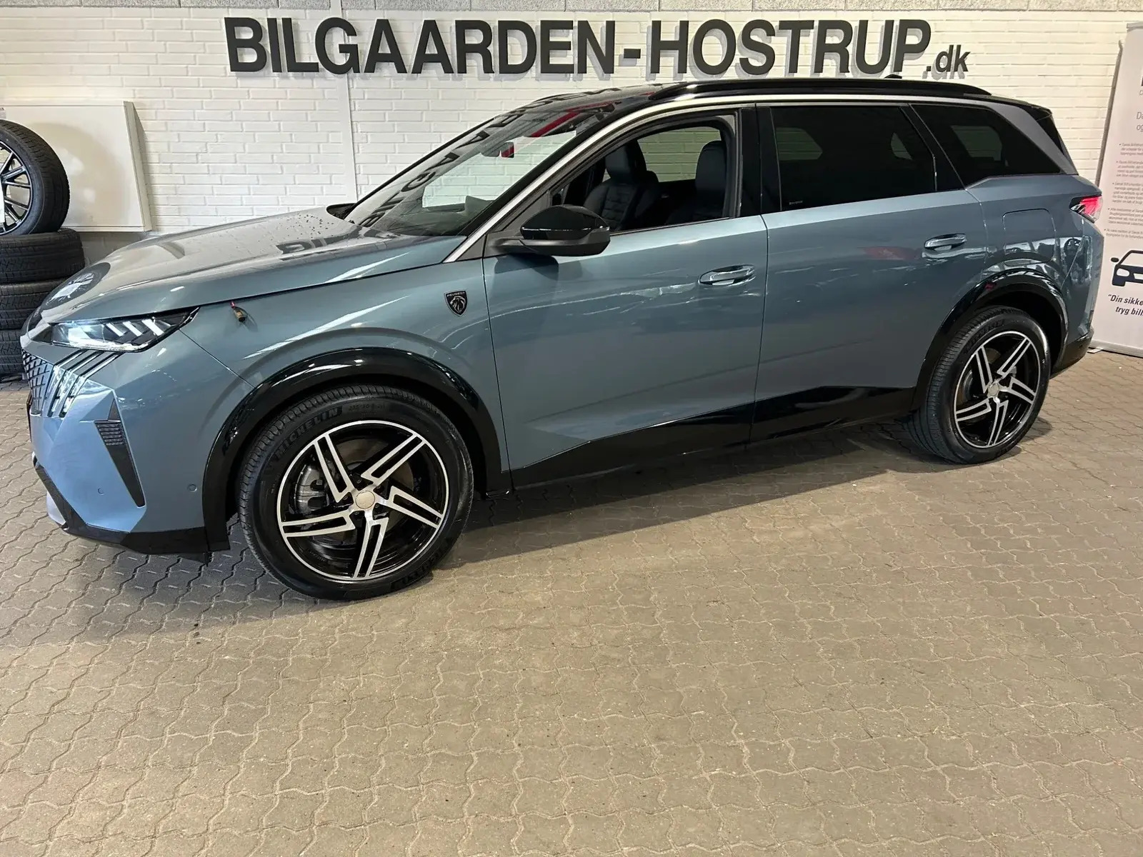 Blå Peugeot e-5008 fra 2025