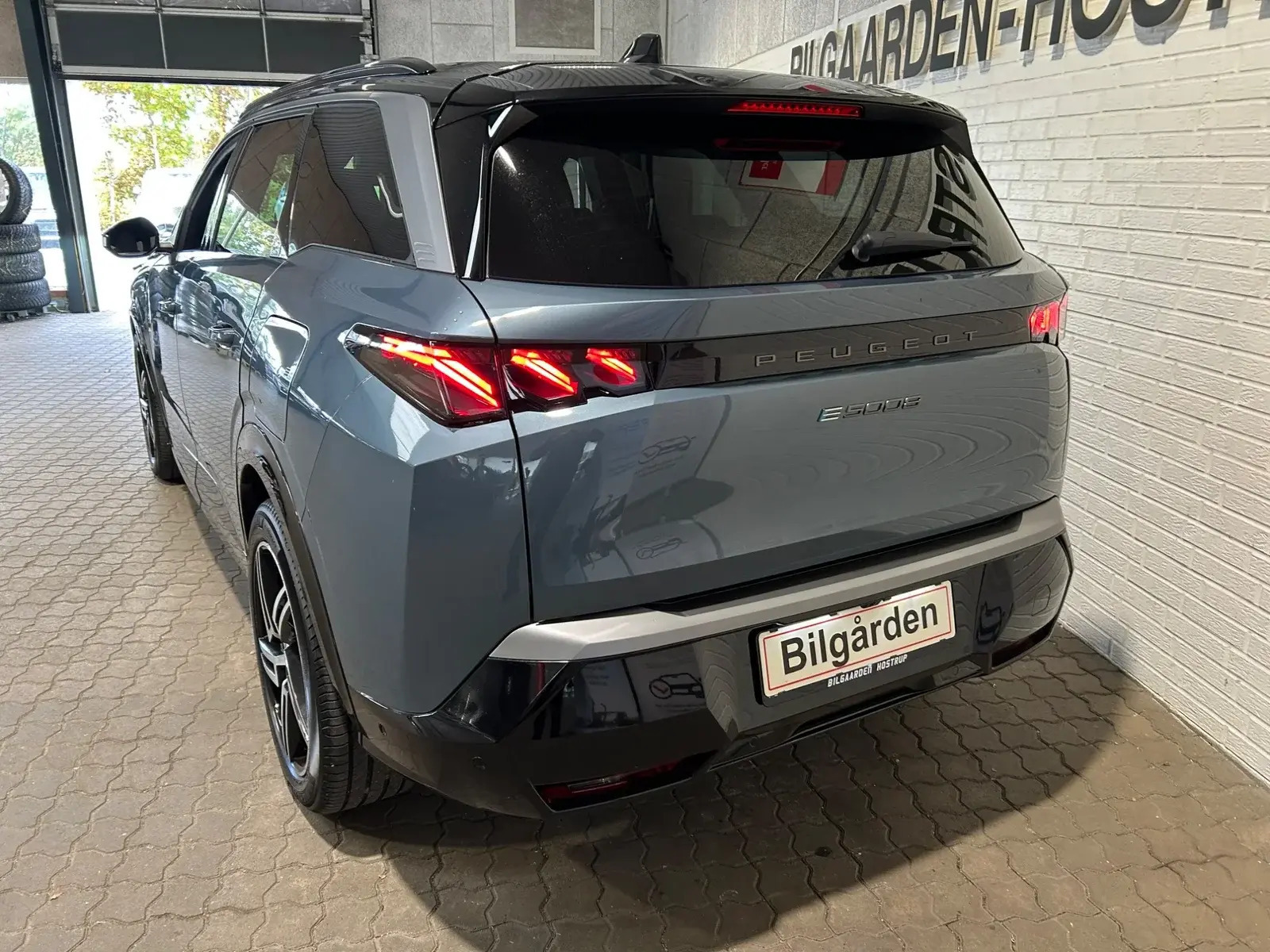 Blå Peugeot e-5008 fra 2025