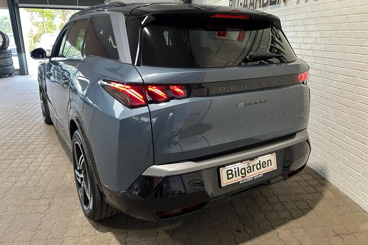 Blå Peugeot e-5008 fra 2025