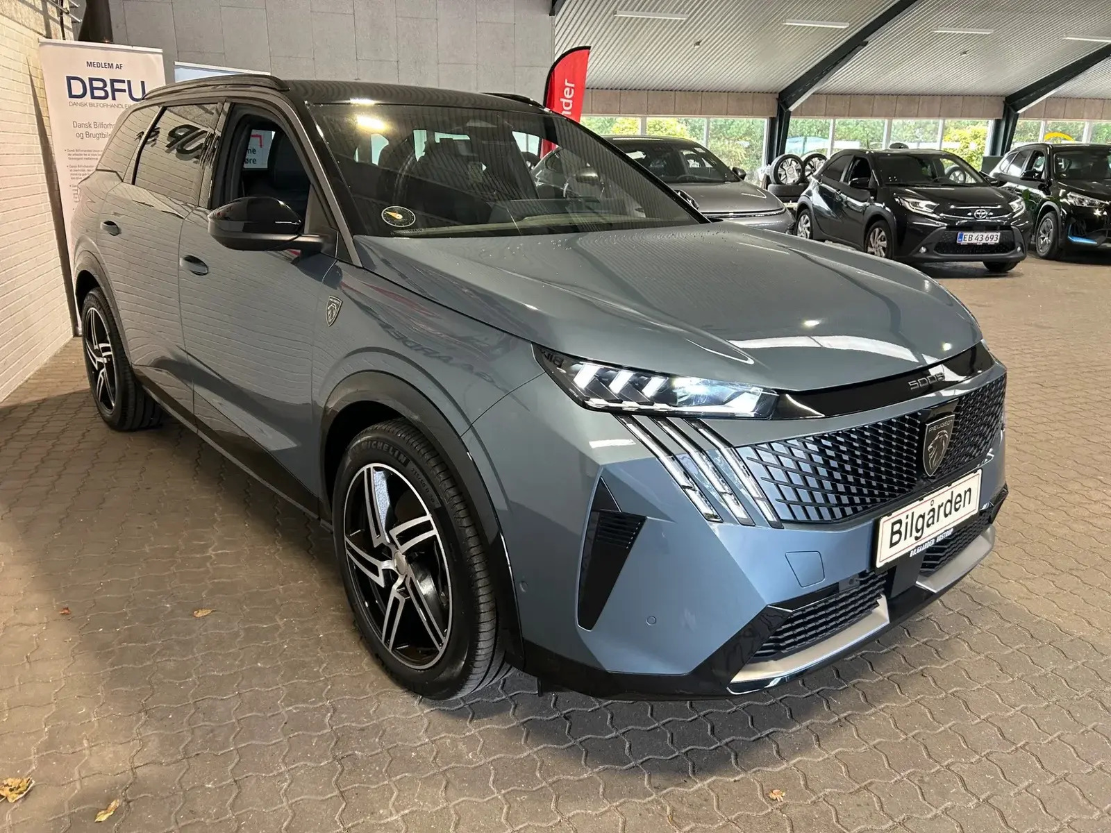 Blå Peugeot e-5008 fra 2025