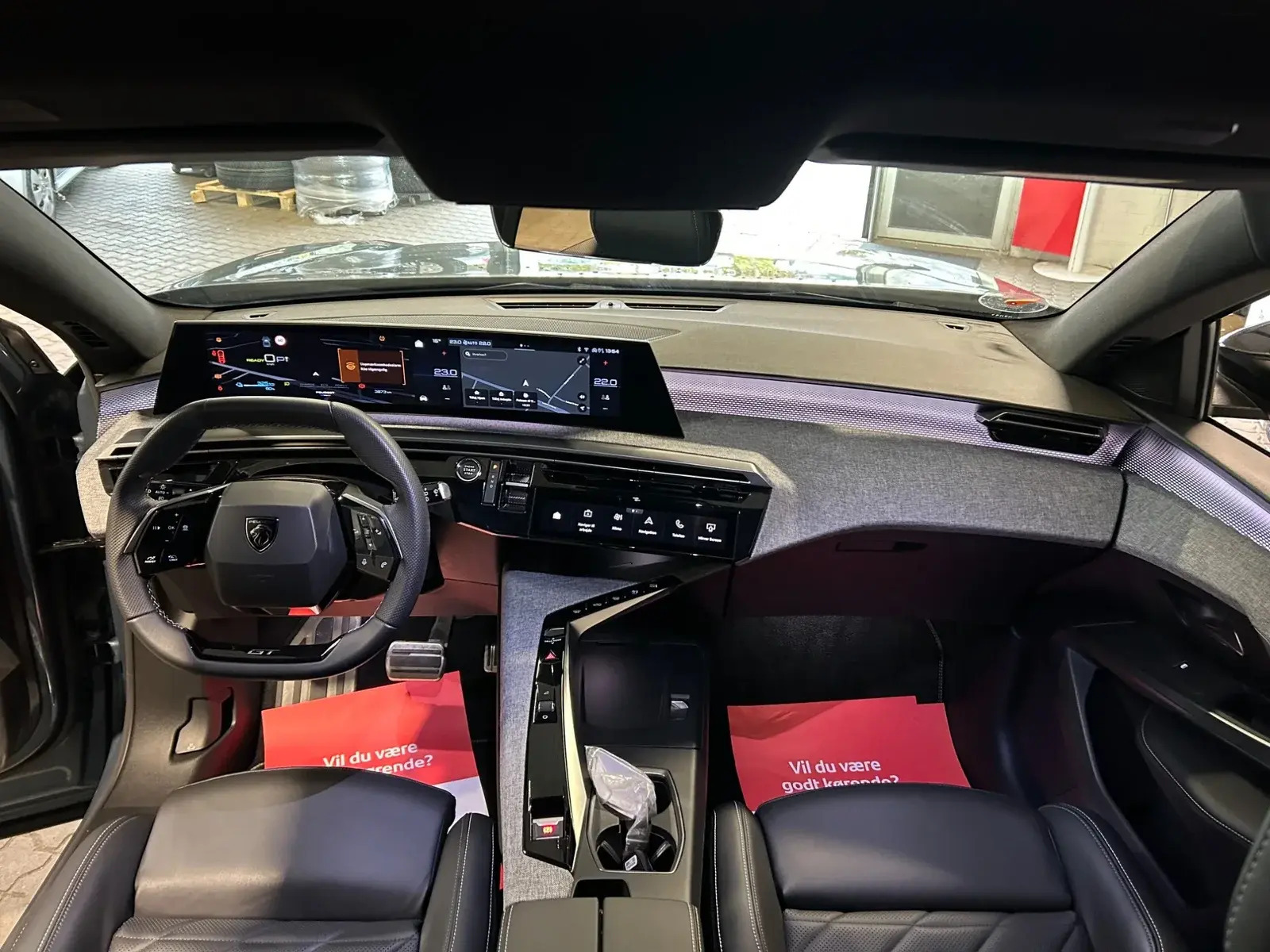 Blå Peugeot e-5008 fra 2025