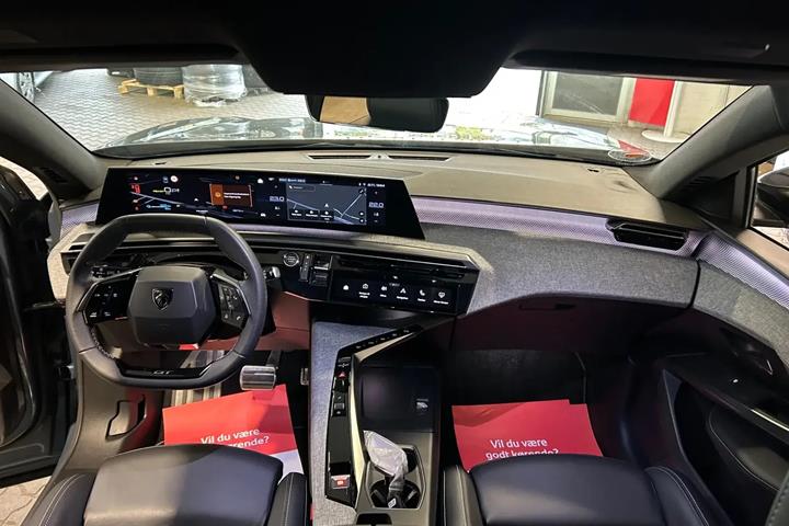 Blå Peugeot e-5008 fra 2025