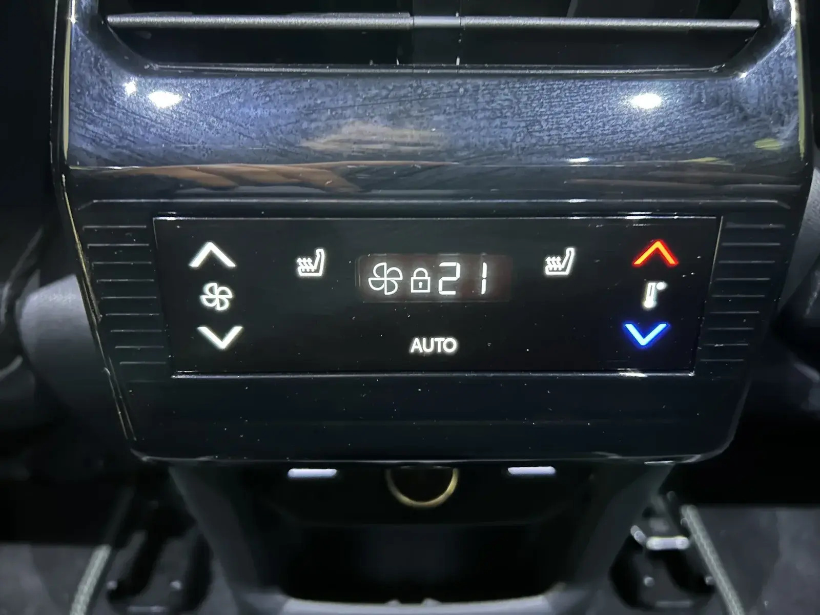 Blå Peugeot e-5008 fra 2025