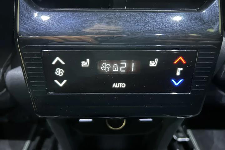 Blå Peugeot e-5008 fra 2025