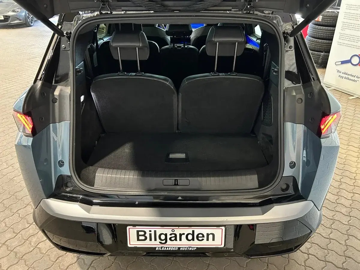 Blå Peugeot e-5008 fra 2025