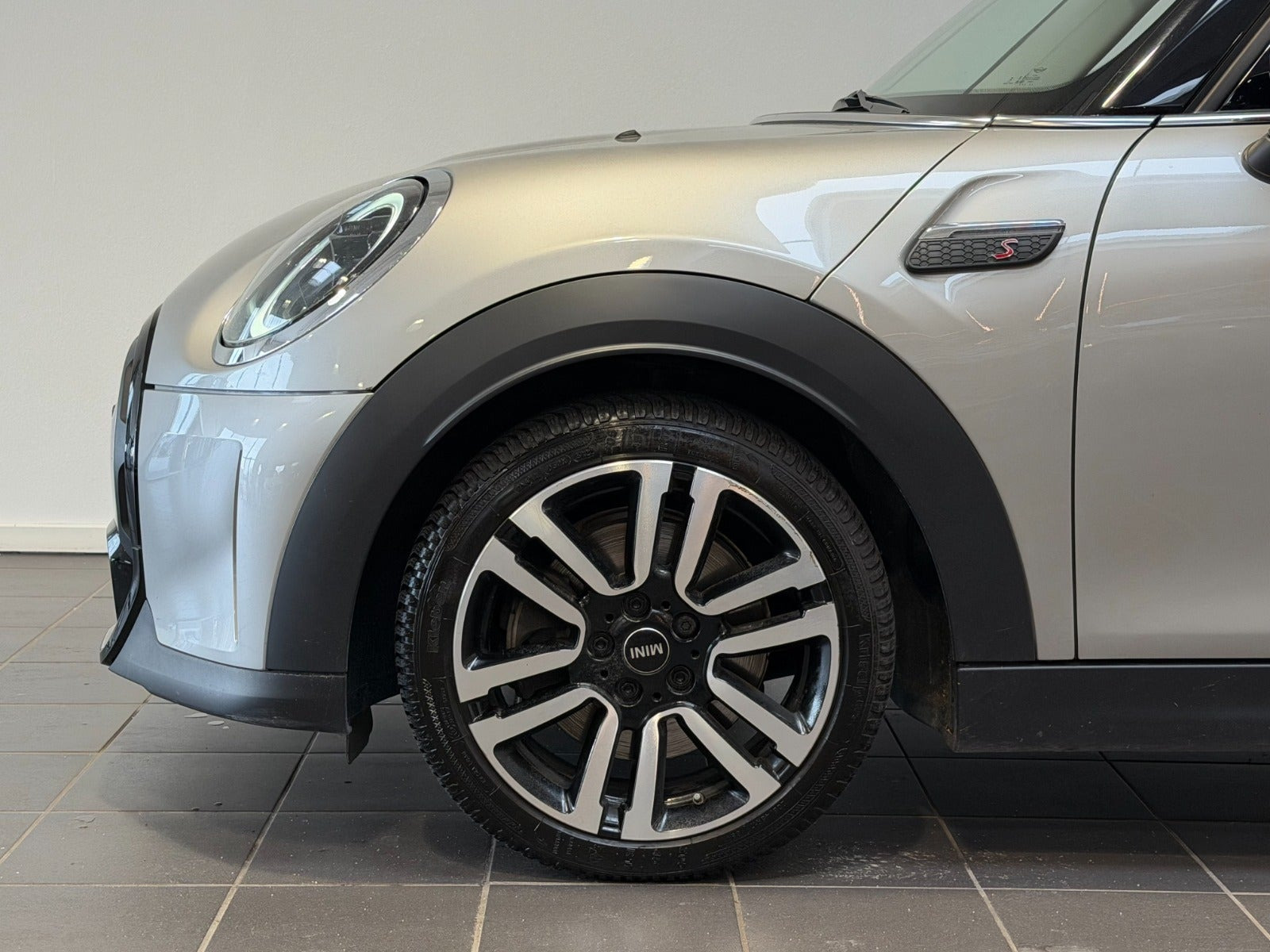 Sølv Mini Cooper S fra 2024