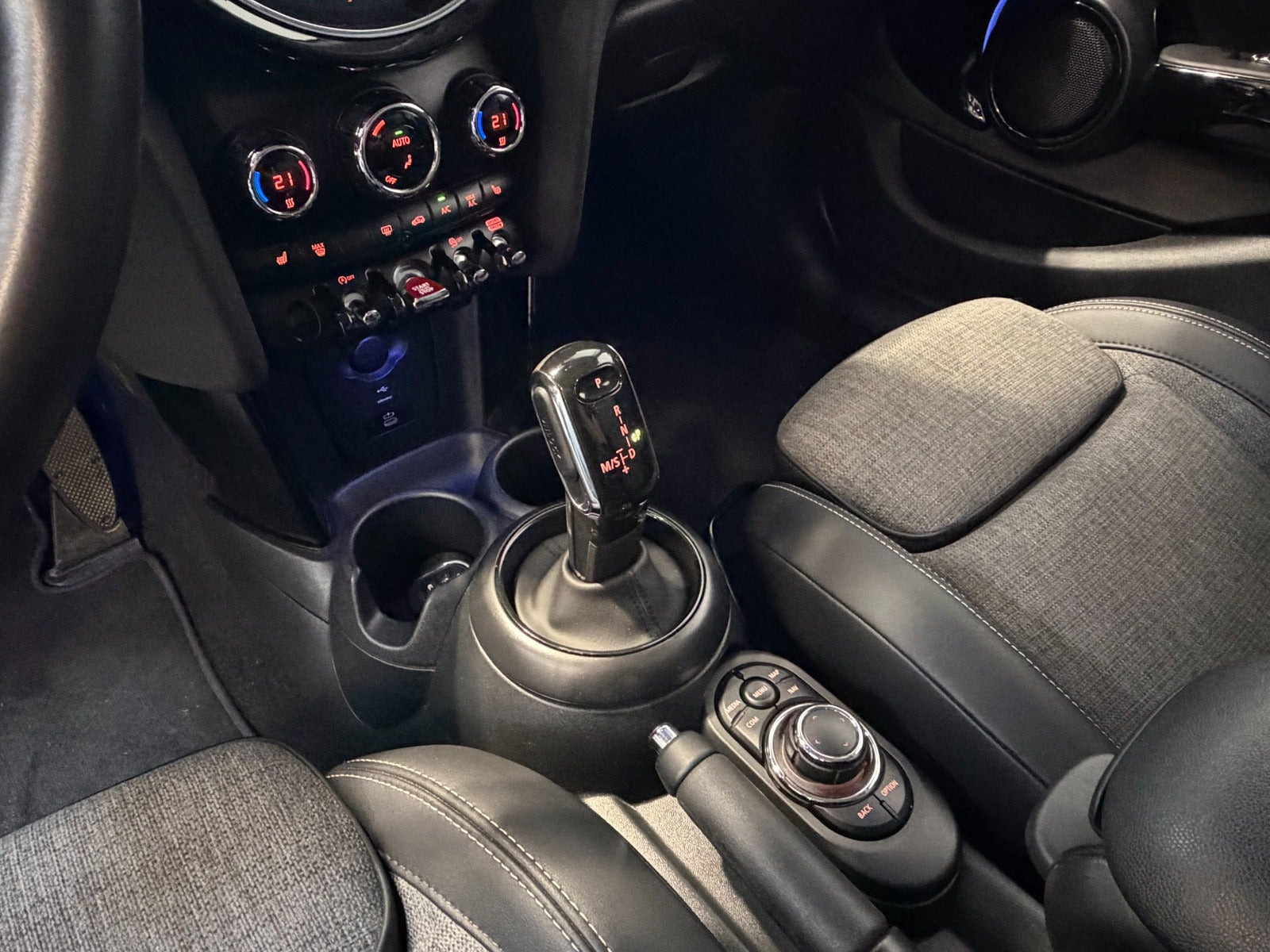 Sølv Mini Cooper S fra 2024